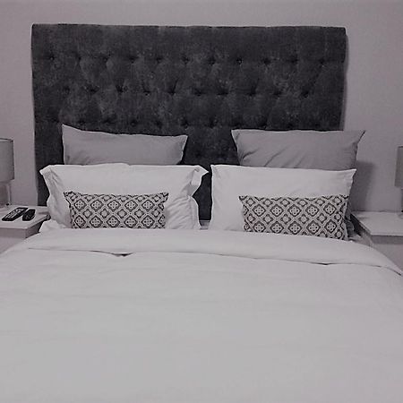ハボローネ Sapphire Court Bed & Breakfast エクステリア 写真